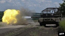 Українські військовослужбовці 59-ї бригади ведуть вогонь у Донецькій області для перевірки прицільності свого танка Т-72, 9 червня 2024 року