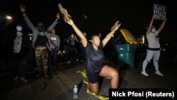 Protesti ispred policijske stanice u Brooklyn Centru 