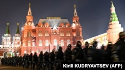 A rendőri erők lezárják Moszkva egyik belvárosi terét a Navalnij szabadon engedését követelő tüntetések alatt, 2021. február 2.