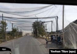 Покрытая сеткой дорога возле Константиновки на востоке Украины покрыта сеткой, 16 сентября 2025 года