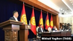 Szadir Dzsaparov (b) október 14-én egy parlamenti értekezleten vesz részt, hogy hivatalosan is elfogadják mint az ország miniszterelnökét