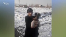 Семья с двумя малолетними детьми все еще остается на улице после прорыва дамбы в Сардобе