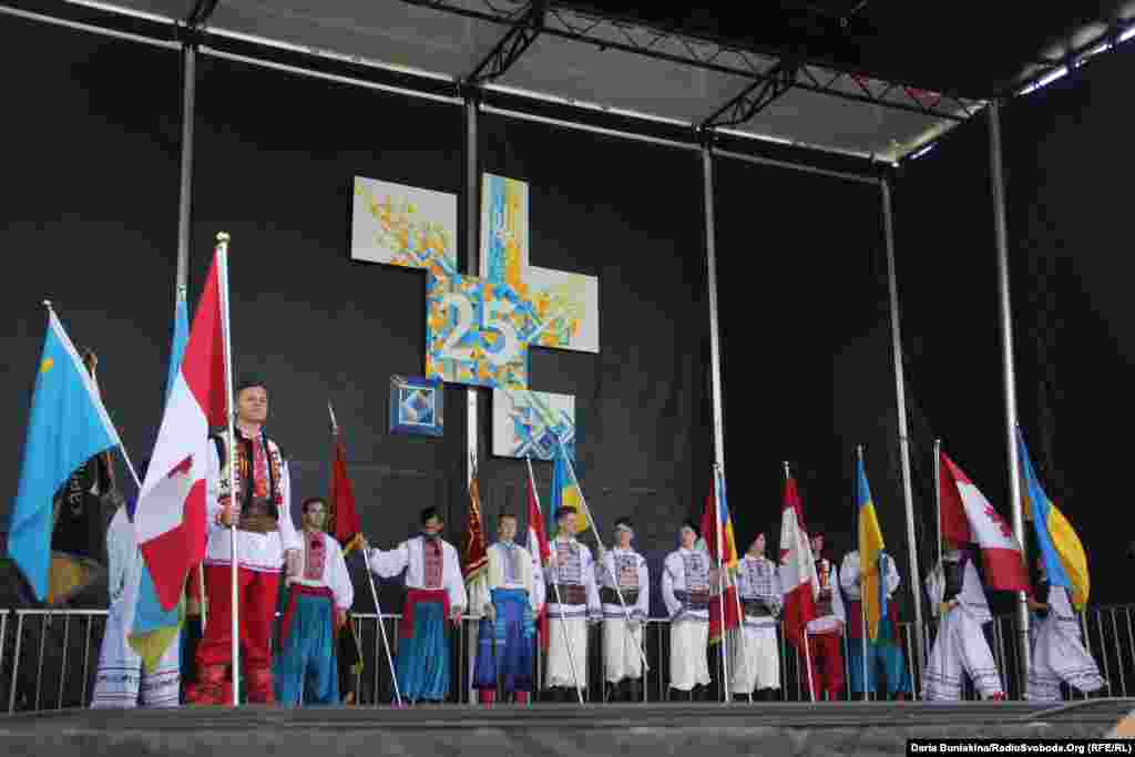 Урочиста частина розпочалася із внесення прапорів