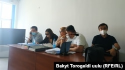 Курсан Асанов с адвокатами на заседании суда. 7 августа 2020 года.