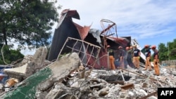 Рятувальники шукають людей під завалами, Філіппіни, 1 жовтня 2025 року