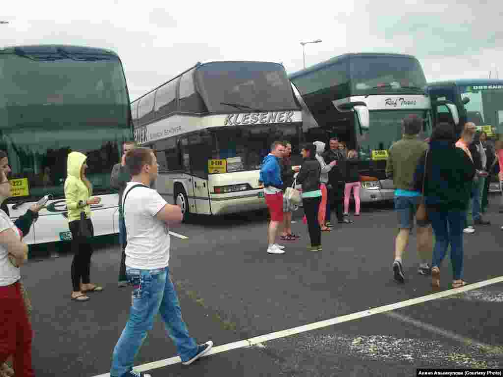 Автобусы, на которых привозили &quot;митингующих&quot;&nbsp; 