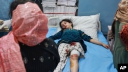 Поранена дівчинка, яка живе в селі поблизу лінії розмежування між Індією та Пакистаном, отримує допомогу в лікарні в контрольованій Індією частині Кашміру після обстрілу пакистанськими військами, 7 травня 2025 року