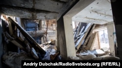 Разбитый Агроинститут в поселке на передовой