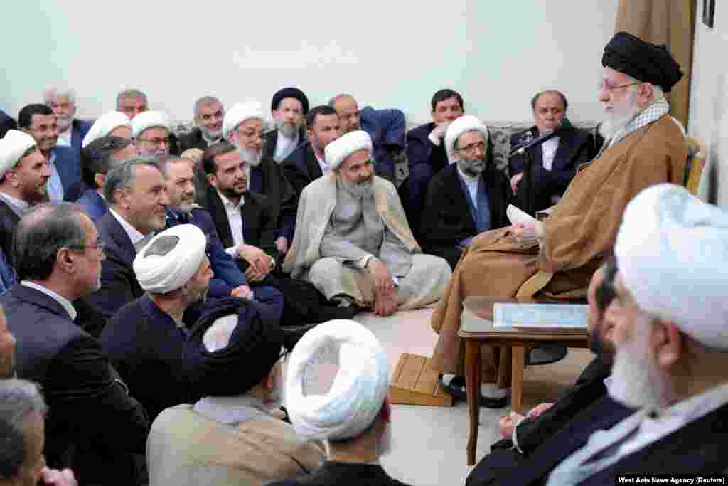 Верховный лидер Ирана аятолла Али Хаменеи выступает на встрече с представителями правительства в Тегеране, Иран, 15 апреля 2025 года. Фото: Канцелярия Верховного лидера Ирана