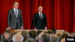 Путин менен Лавров дипломаттар менен жолугушууда.