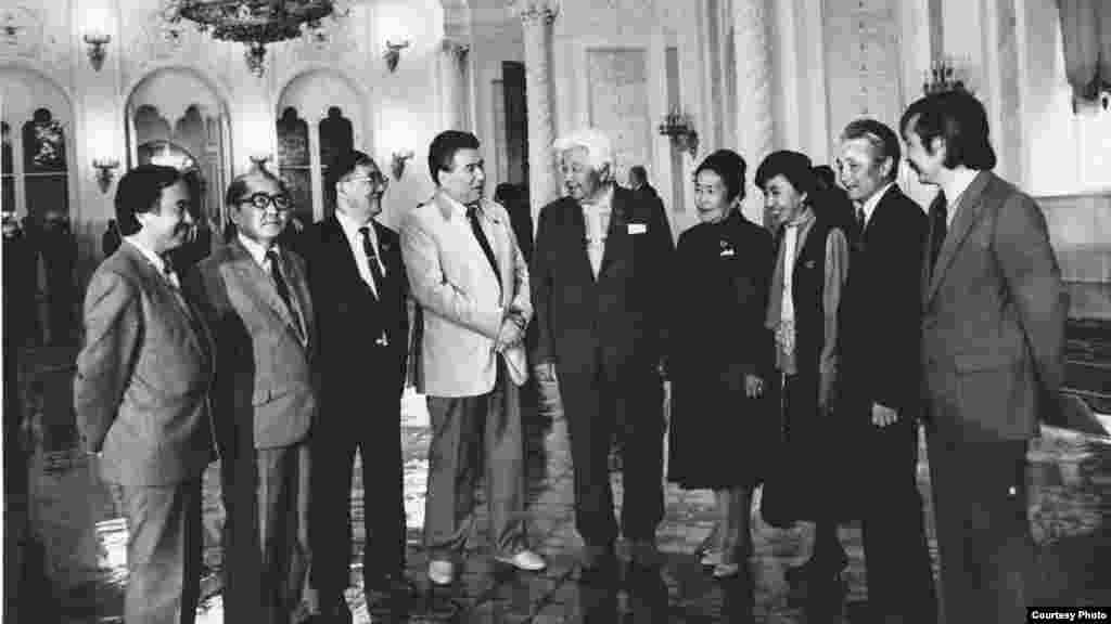 Муса Мураталиев (справа) в Кремле с кыргызскими писателями. 1986 год. Слева направо: К. Жусупов, К. Артыкбаев, С. Жусуев, Т. Сыдыкбеков, Ч. Айтматов, З. Сооронбаева, М. Абылкасымова, Т. Касымбеков. Автор фото Н. Кочнев.&nbsp;