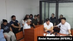 Александр Александров жана Жоомарт Дуулатов камакта. Биринчи май райондук соту, Бишкек. 5-август, 2025-жыл.