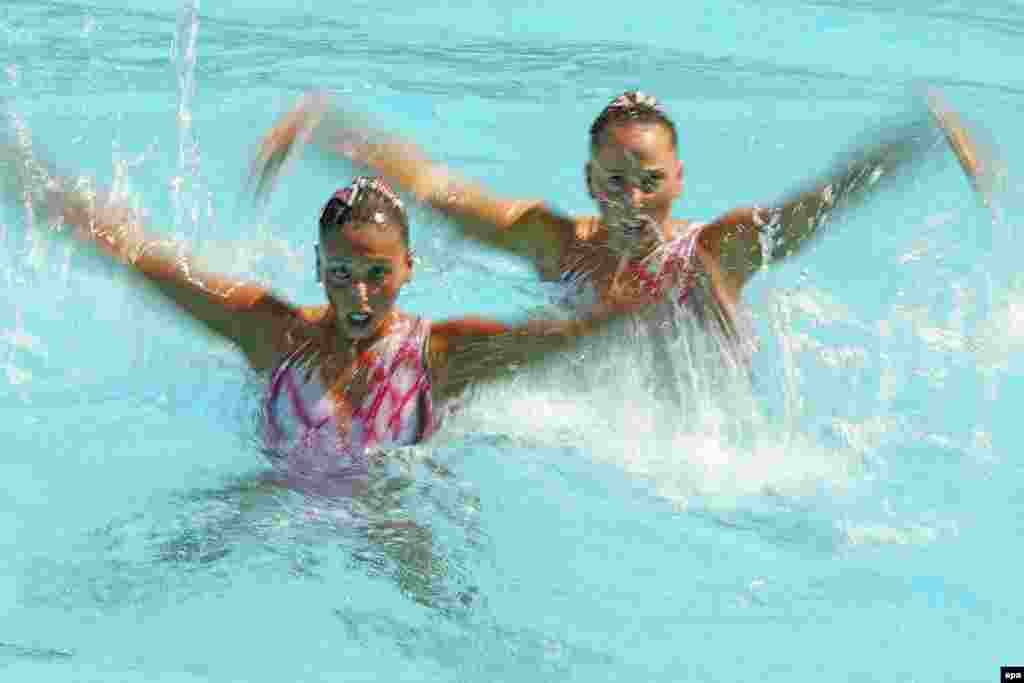 Лінда Черруті і Констанца Ферро з Італії виступають в дуеті з синхронного плавання серед жінок