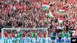 A magyar válogatott játékosai a szurkolókkal együtt ünnepelnek a magyar–francia Eb-meccs után 2021. június 19-én a Puskás Ferenc Stadionban