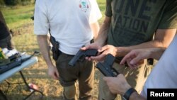 Proizvodnja i trgovina oružjem vrlo je unosan biznis, a ključni problem je kako spriječiti da proizvedeno oružje završi u rukama onih koji će ga zasigurno zloupotrijebiti