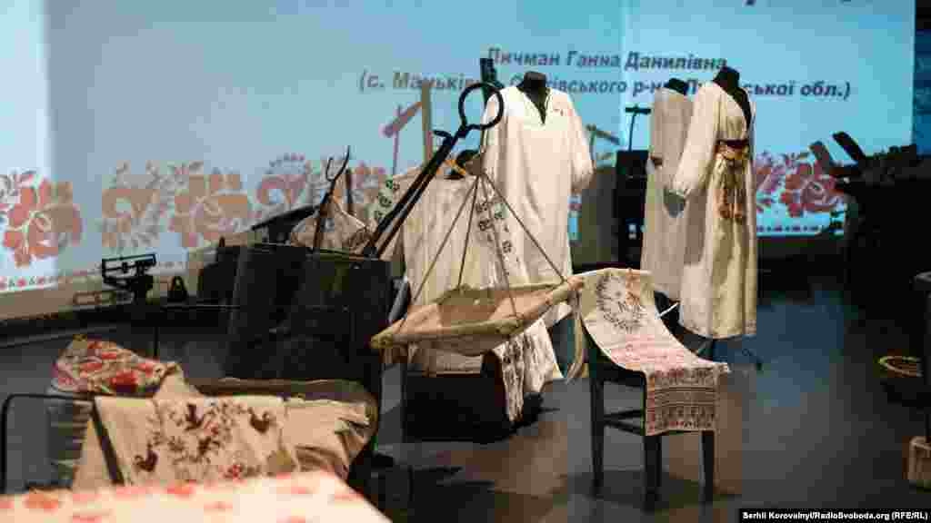 На виставці представлені вишиванки із різних регіонів України