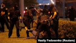 Массовые протесты в Минске после оглашения результатов выборов 