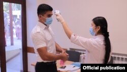 Өзбекстанда окууга тапшырып жаткандарды текшерүү. 