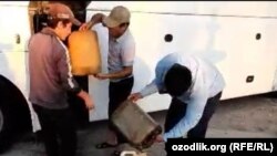В Узбекистане еще один автобус с иностранными туристами застрял на дороге из-за отсутствия дизельного топлива на местном АЗС.