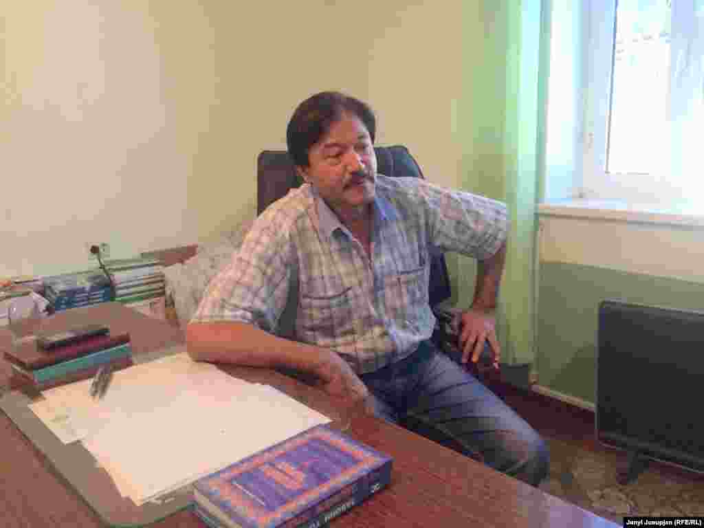 Мавлонжон Абдураззаков, предприниматель и председатель таджикской ассоциации в Уч-Кoргoнe, в своем кабинете. На столе и слева у стены учебники на таджикском языке, присланные правительством Таджикистана. Говорит, что во время конфликтов на кыргызско-таджикской границе, ситуация в Уч-Коргоне накаляется, и наоборот.