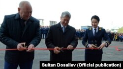 Секретарь Совета безопасности Женши Разаков, президент Алмазбек Атамбаев и генпрокурор Индира Джолдубаева, 3 октября 2017 г.