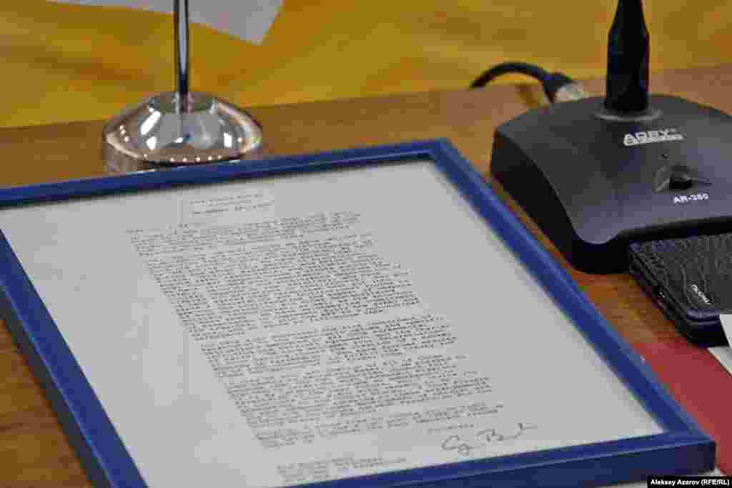 А это копия того же письма, врученная генеральным консулом США в Алматы директору архива на круглом столе после открытия выставки. &nbsp; &nbsp;