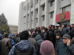 Митинг жителей в городе Таласе перед зданием обладминстрации, 6 октября 2020 г.