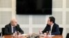 Foto e një takimi midis liderit të LDK-së Isa Mustafa dhe atij të Vetëvendosjes, Albin Kurti