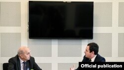 Lideri i Lëvizjes Vetëvendosje Albin Kurti dhe ai i Lidhjes Demokratike për Kosovën, Isa Mustafa.