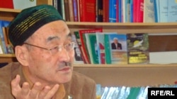 Қазақстан мұсылмандарының діни басқармасы баспасөз хатшысы Оңғарбек қажы Өмірбекұлы журналистермен кездесуде. Атырау,11 сәуір, 2009 жыл. 