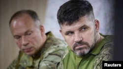 За словами Андрія Гнатова (праворуч), Генштаб організував велику роботу щодо одночасної підготовки всіх десяти новостворених управлінь корпусів