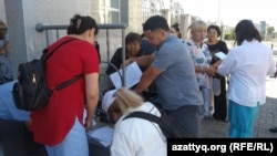 Сот үкіміне наразы азаматтар белсенді Санавар Закированы босатуды талап етіп, өтініш жазып жатыр. Нұр-Сұлтан, 10 шілде 2019 жыл.