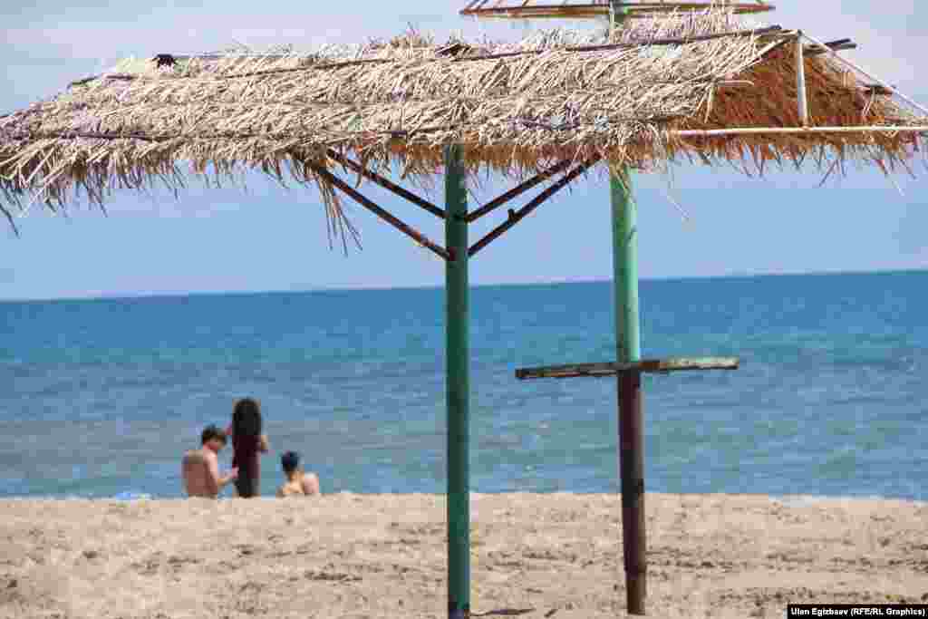 Бирин-серин жергиликтүү эс алуучулар.