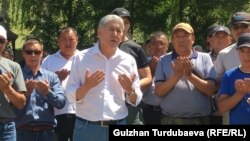 Алмазбек Атамбаев со своими сторонниками.