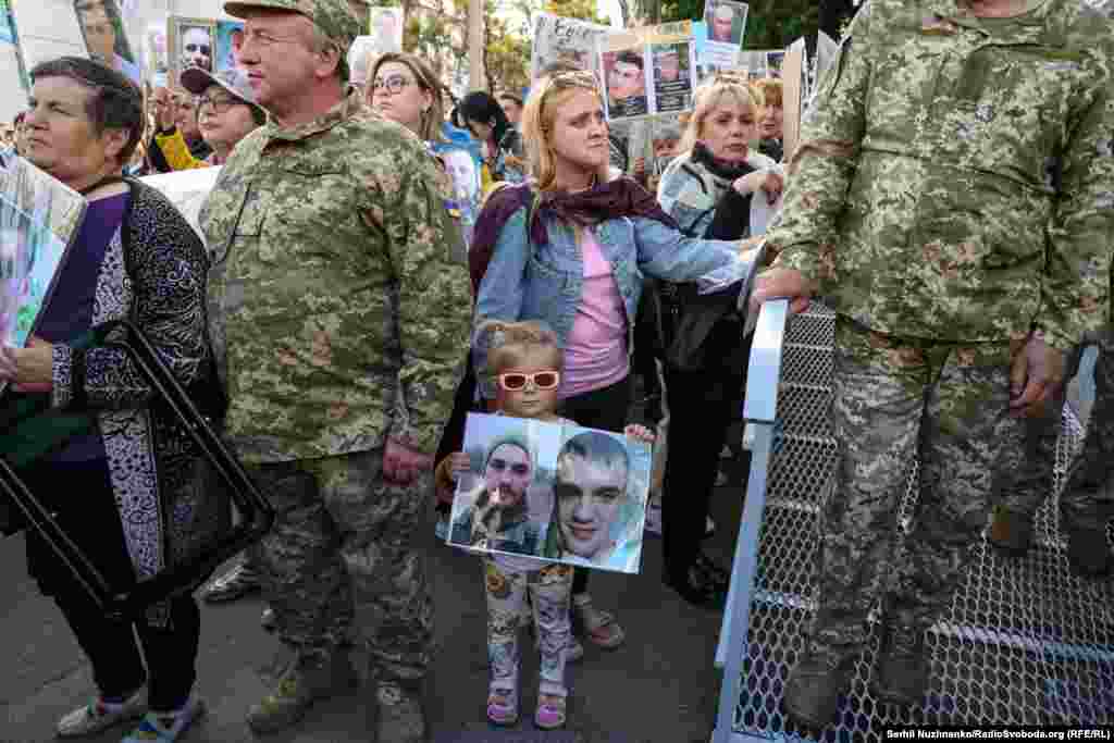 Рідні та близькі українських військових, які перебувають у російському полоні чи зникли безвісти, приїхали зустріти українських військових із надією отримати звістку про рідних