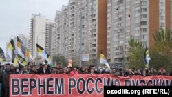 Отличалось это мероприятие от «Русского марша» националистов примерно тем же, чем кукла отличается от живого человека – «нашисткий» марш был наглядно искусственным, казенным, пресным и мало кого заинтересовал