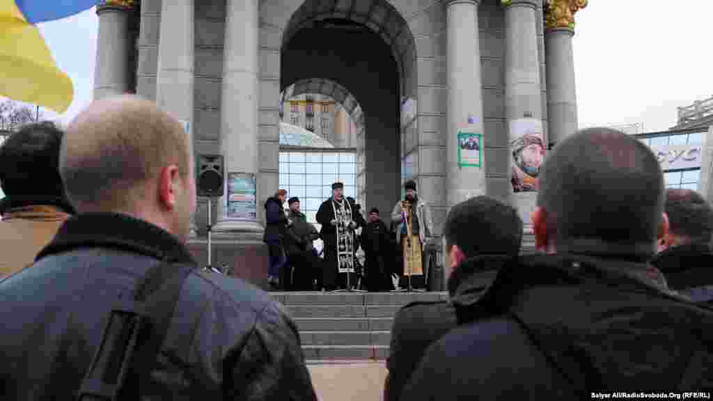 Священик прочитав поминальний молебень за загиблими на сході України