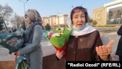 Ин сокини Хуҷанд мегӯяд, чанд рӯз пеш барои иштирок дар барномаи ҳунарӣ билет ва дастаи гул харида буд, аммо ноумед шудааст