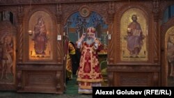 Arhiepiscop de Bălți și Fălești, Marchel, unul dintre liderii Bisericii Ortodoxe din Moldova spune că vizitele preoților în Rusia sunt doar pelerinaje, iar cardurile bancare au fost destinate cumpărării de accesorii religioase.