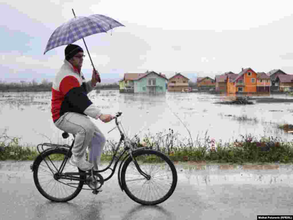 Jaka kiša izazvala je poplave u sarajevskim prigradskim naseljima Osjek, Stup, Doglodi i Bojnik, 02.12.2010. Foto: Midhat Poturović 