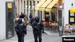 Osztrák rendőrök járőröznek Bécsben 2020. november 02-án.