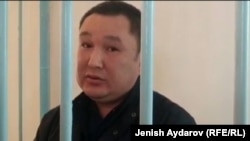 Кылмышка шектүү Мелис Калыков Ош шаардык сотундагы жараяндардын биринде. 