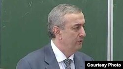 Бывший глава Нацбанка надеется на то, что Беслан Бутба не будет доводить дело до распродажи имущества с аукциона и погасит долг