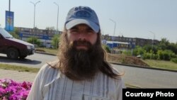 Житель поселка Бестобе и экоактивист Николай Катчиев
