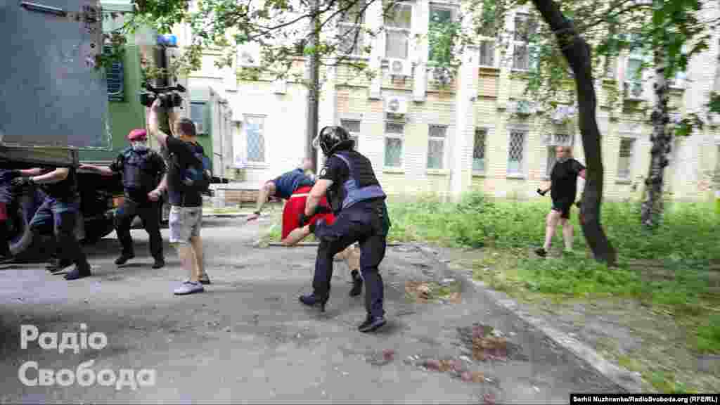 Тут поліцейські затримують&nbsp;ветерана війни на Донбасі&nbsp;Олександра Кір&#39;якова