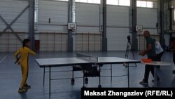 Нурмухаммад Ташмаматов нунчак менен теннис ойноодо.