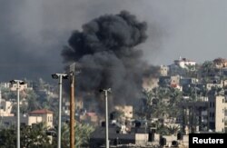 Dim iznad Kan Junisa nakon napada izraelskih aviona, 9. decembar 2023.