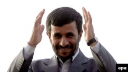 محمود احمدی نژاد، ریيس جمهوری اسلامی ايران، پنجشنبه شب، در يک سخنرانی به فرهنگيان، وعده افزايش رفاه آنها را داد.