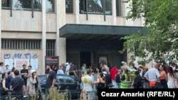 Spectatorii așteaptă să intre la „Cutremurul neștiut”, eveniment organizat de ReRise în exact aceeași locație și tot pe 4 iulie, dată la care Nicolae Ceaușescu decidea suspendarea lucrărilor de reabilitare a clădirilor proaspăt afectate de cutremur