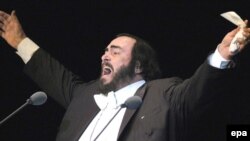 Лучано Паваротті під час виступу, 2004 р.